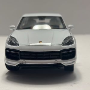 Welly 1:24 2020 Porsche Cayenne Turbo White Diecast